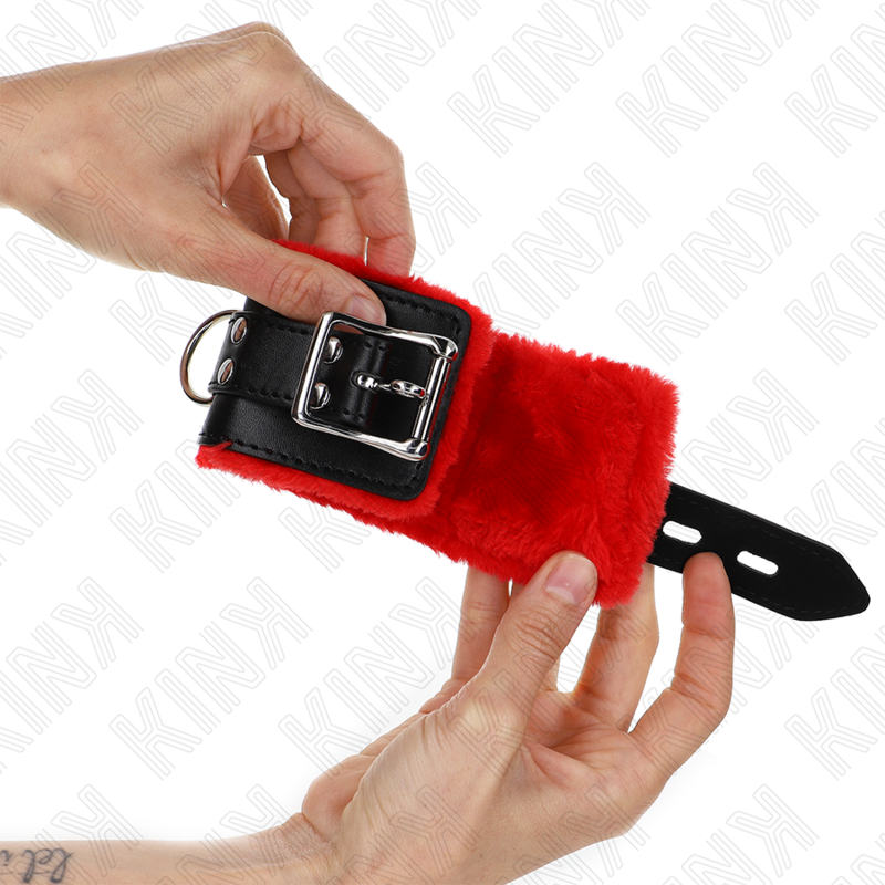 KINK - POLSINI IMBOTTITI IN PELLICCIA CON FORI QUADRI CINTURA ROSSA E NERA REGOLABILE 17-29 CM X 6 CM - Secretroomsexyshop