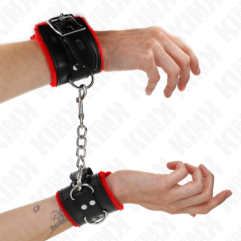 KINK - POLSINI IMBOTTITI IN PELLICCIA CON FORI QUADRI CINTURA ROSSA E NERA REGOLABILE 17-29 CM X 6 CM - Secretroomsexyshop