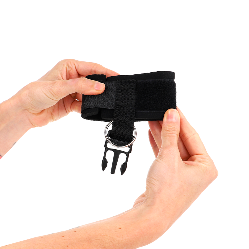 KINK - ATTACHES DE POIGNET À FERMETURE AUTO-AGRIPPANTE EN NÉOPRÈNE NOIRES RÉGLABLES 22-34 CM