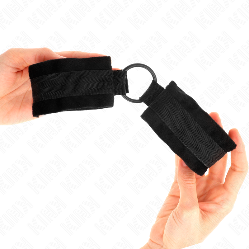 KINK - BEGINNER FUR HAND CUFFS 25 CM WITH O-RING 4 CM BLACK ADJUSTABLE 15-25 CM - 3