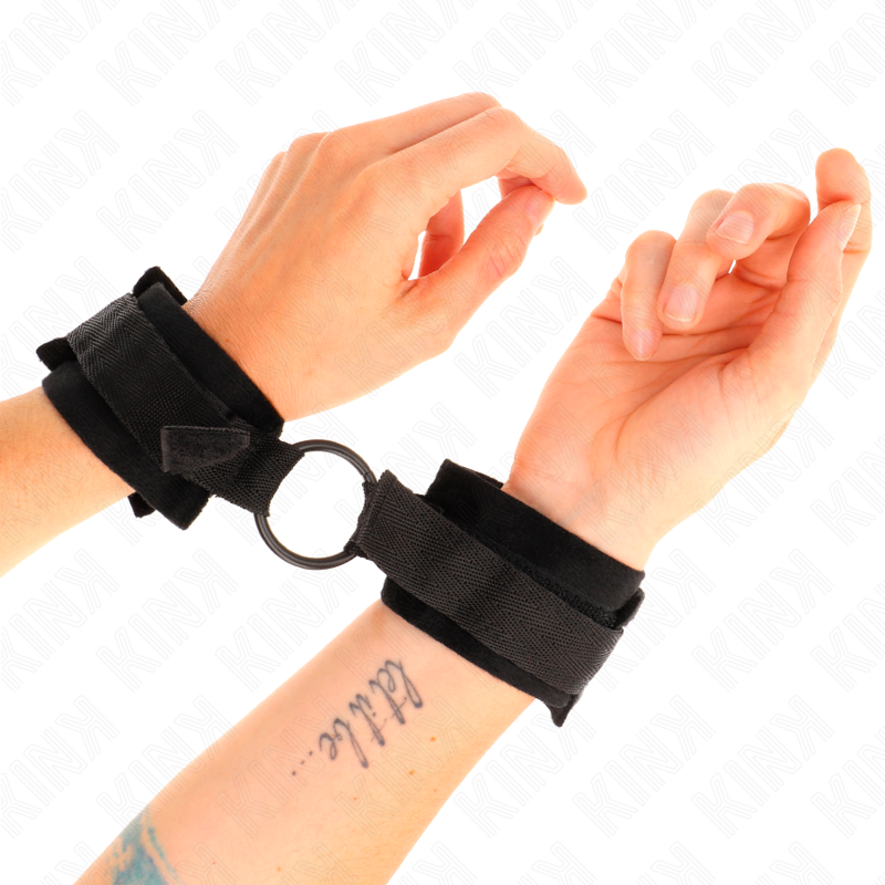 KINK - BEGINNER FUR HAND CUFFS 25 CM WITH O-RING 4 CM BLACK ADJUSTABLE 15-25 CM - 4