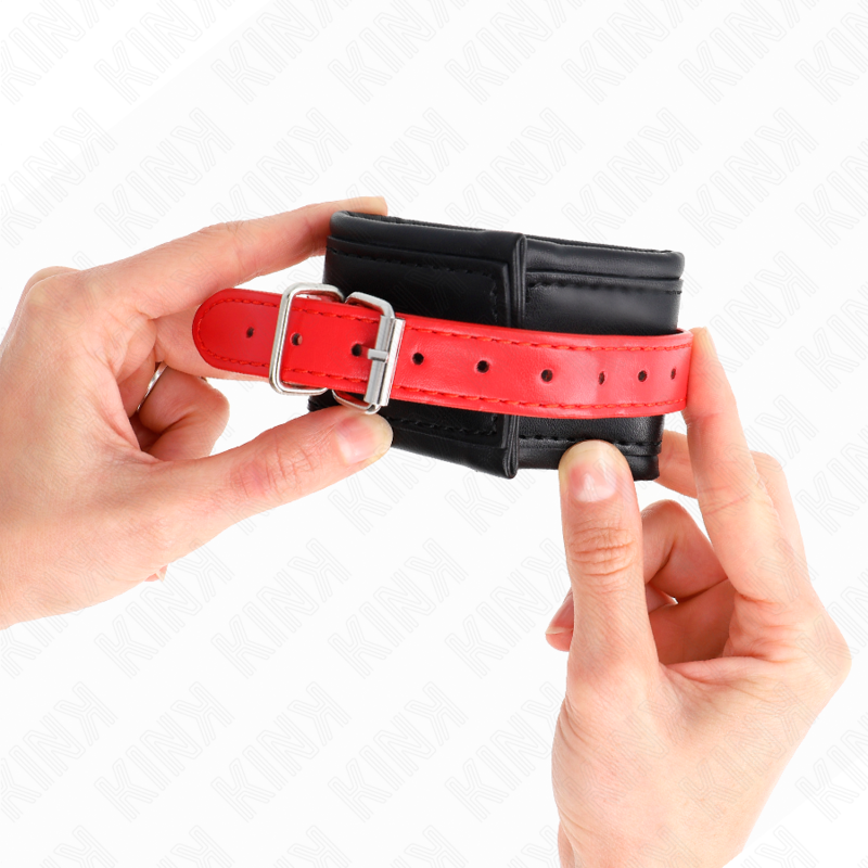 KINK - ATTACHES DE POIGNET NOIRES AVEC CEINTURE ROUGE RÉGLABLES 17-28 CM X 6 CM